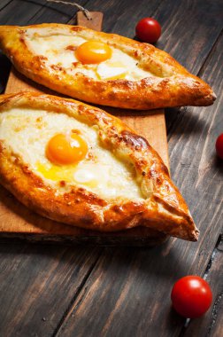 Hachapuri Acara. Ahşap yumurta ile güzel açık börek khachapuri