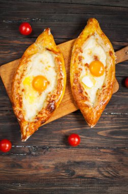 Hachapuri Acara. Ahşap yumurta ile güzel açık börek khachapuri