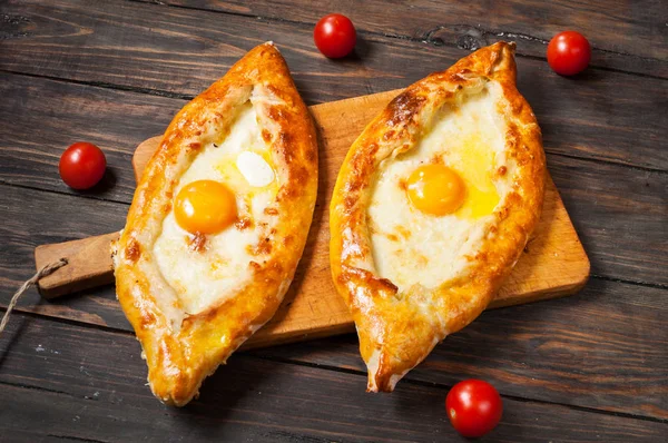 Hachapuri Acara. Ahşap yumurta ile güzel açık börek khachapuri