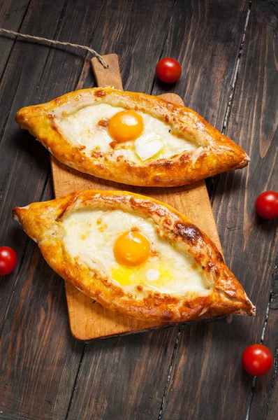 Hachapuri Acara. Ahşap yumurta ile güzel açık börek khachapuri