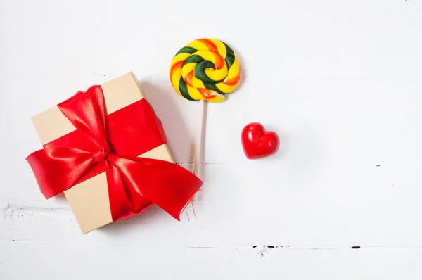 Cutie cadou sau cadou cu panglică arc roșu și inimă ceramică pe masă de lemn pentru Ziua Îndrăgostiților — Fotografie, imagine de stoc
