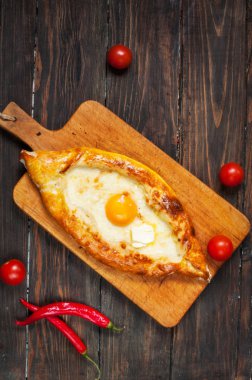 Acara üzerinde Hachapuri. Güzel açık börek khachapuri yumurta ile