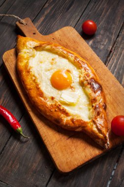 Acara üzerinde Hachapuri. Güzel açık börek khachapuri yumurta ile