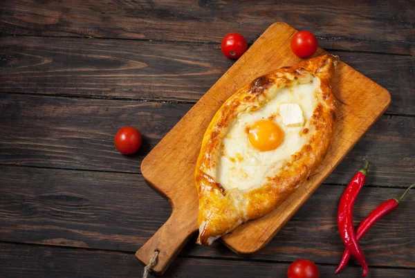 Acara üzerinde Hachapuri. Güzel açık börek khachapuri yumurta ile
