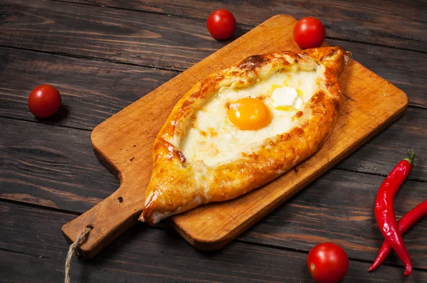 Acara üzerinde Hachapuri. Güzel açık börek khachapuri yumurta ile
