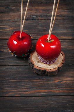 karamelli elma multi renk sprinkles ile kaplı el daldırma