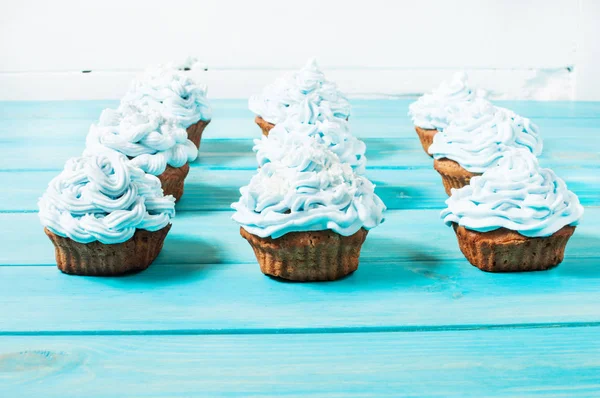 Cupcakes azules sobre fondo vintage de madera — Foto de Stock