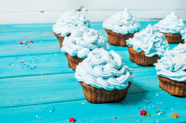 Cupcakes azules sobre fondo vintage de madera — Foto de Stock