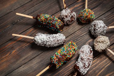 Chocobanana - Guatemala donmuş muzu, geleneksel tatlı Sıcak çikolatanın içine daldırma