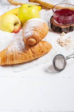 Apple, banan ve kruvasan ile sağlıklı kahvaltı