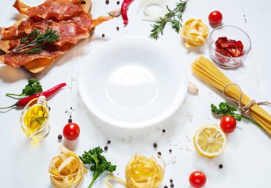 Arka plan ile makarna, domates kiraz ve beyaz tahta üzerinde et 