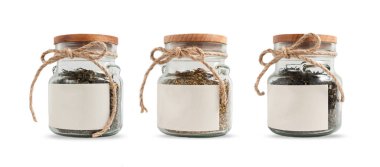 Çay beyaz arka plan üzerinde izole kavanozların içinde. Mockup etiket.