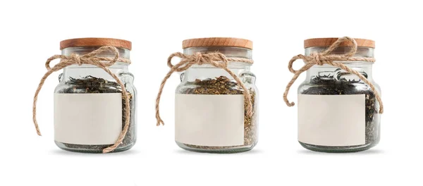 Çay beyaz arka plan üzerinde izole kavanozların içinde. Mockup etiket.