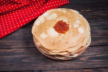 ahşap üzerine kırmızı havyar ile ev yapımı kek