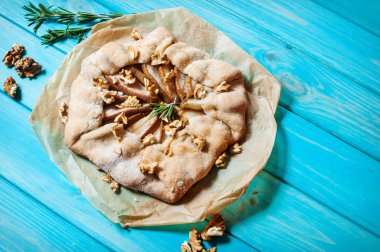 ev yapımı kek armut ve mavi ahşap zemin üzerine ceviz