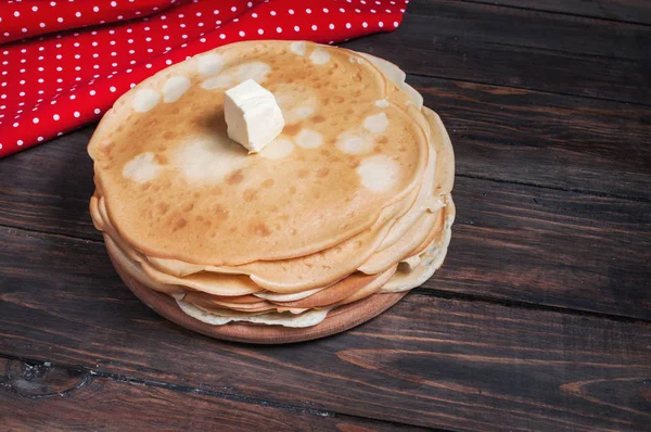 Panqueques caseros con mantequilla sobre madera, primer plano —  Fotos de Stock