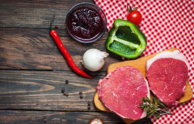 Taze çiğ dana biftek ve ahşap üzerine biber