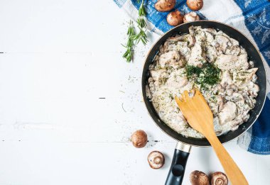 Bir Pan masada Krema soslu mantarlı tavuk göğsü. Üstten Görünüm