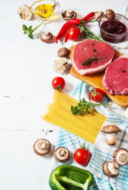 Makarna, domates, mantar ve peynir beyaz masa arka plan üzerinde ham sığır eti biftek