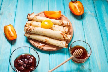 Krep mavi ahşap arka plan üzerinde kesme tahtası üzerinde. Seçici f