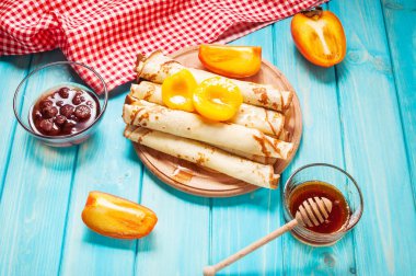 Krep mavi ahşap arka plan üzerinde kesme tahtası üzerinde. Seçici f