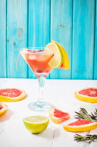 Ev yapımı greyfurt ve biberiye beyaz tahta masada kokteyl serinletici