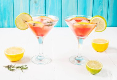 Greyfurt ve biberiye cin kokteyl serinletici buzlu içecek