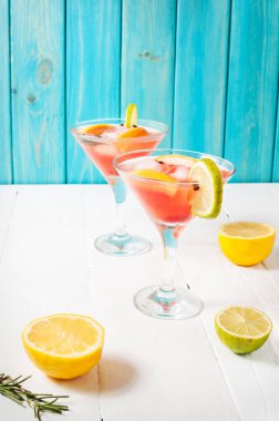 Greyfurt ve biberiye cin kokteyl serinletici buzlu içecek