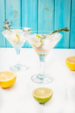 Cin, limon, biberiye fizz, bal ve taze otlar o kokteyl