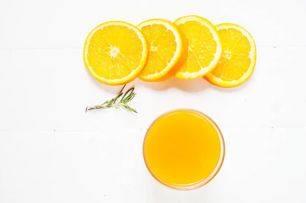 Glas sinaasappelsap op witte houten tafel — Stockfoto