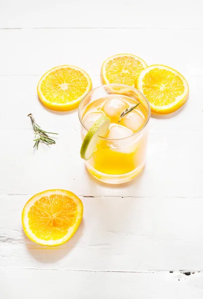 Vaso de zumo de naranja sobre mesa de madera blanca —  Fotos de Stock