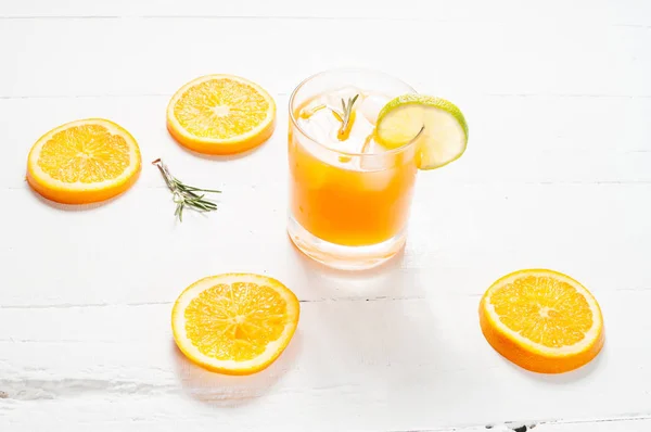 Склянка апельсинового соку на білому дерев'яному столі — стокове фото
