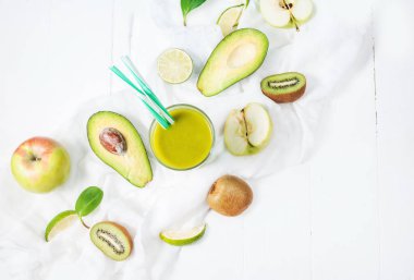 kivi, avokado, ıspanak üzerinde beyaz bir arka plan cam ile sağlıklı yeşil smoothie.