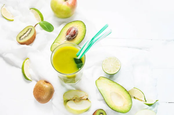 Smoothie vert sain avec kiwi, avocat, épinards en verre sur fond blanc . — Photo