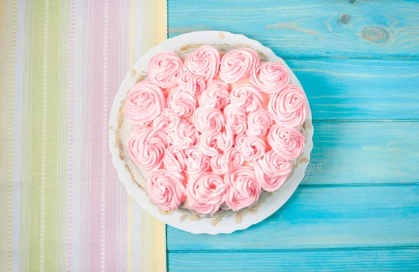 파란 나무 배경에 분홍색 크림 케이크. — 스톡 사진