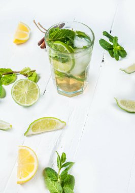 Mojito kireç ve highball cam ahşap beyaz zemin üzerine nane kokteyli