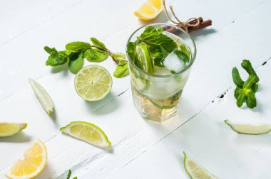Mojito kireç ve highball cam ahşap beyaz zemin üzerine nane kokteyli