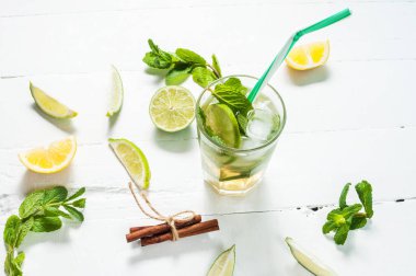 Mojito kireç ve highball cam ahşap beyaz zemin üzerine nane kokteyli