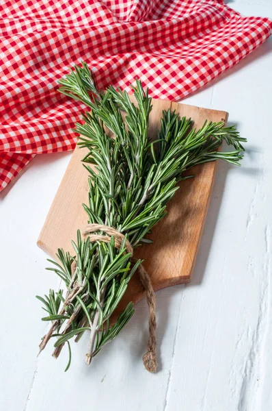 Bio-Bund frischer Rosmarin auf weißem Tisch — Stockfoto