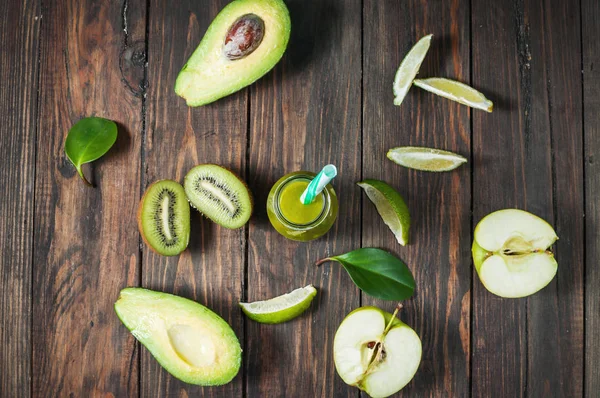 Groene smoothie in bottl met avocado, appel en kiwi's op witte wo — Stockfoto