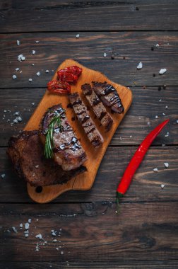 Ahşap bir gemide baharatlarla terbiyeli ızgara sığır eti biftek servis