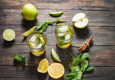 ev yapımı limonata limon, nane bir cam ahşap rustik masa üzerinde