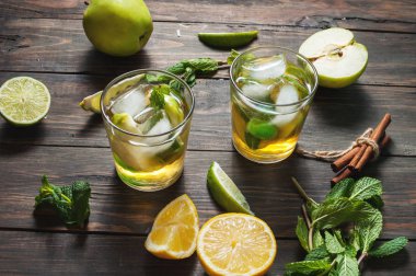 ev yapımı limonata limon, nane bir cam ahşap rustik masa üzerinde
