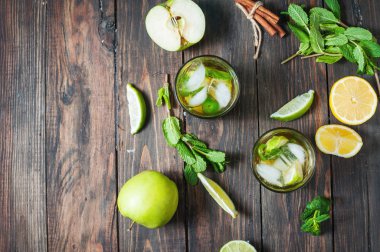 ev yapımı limonata limon, nane bir cam ahşap rustik masa üzerinde