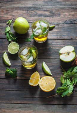 ev yapımı limonata limon, nane bir cam ahşap rustik masa üzerinde