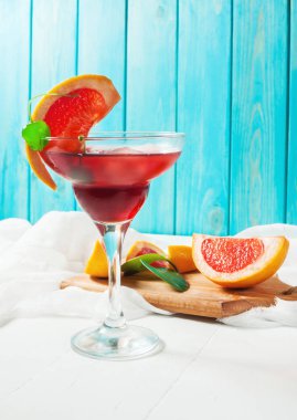 Bir Margarita kokteyl cam kenarında bir greyfurt dilim ve greyfurt suyu