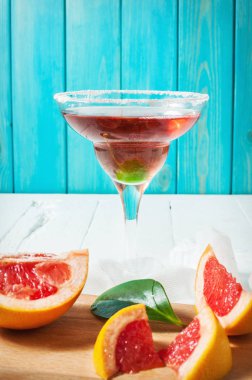 Bir Margarita kokteyl cam kenarında bir greyfurt dilim ve greyfurt suyu