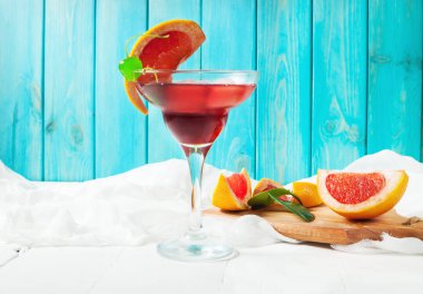 Bir Margarita kokteyl cam kenarında bir greyfurt dilim ve greyfurt suyu