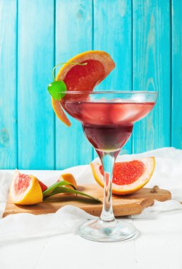 Bir Margarita kokteyl cam kenarında bir greyfurt dilim ve greyfurt suyu