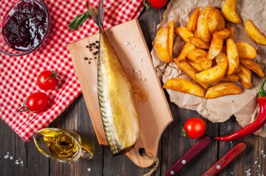 Kurulu ile patates pişirme üzerinde uskumru füme